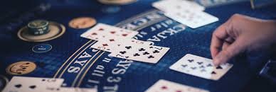 Dealer profesional kasbet4d menggunakan sepatu kartu standar kasino untuk memastikan keadilan permainan Infinite Blackjack